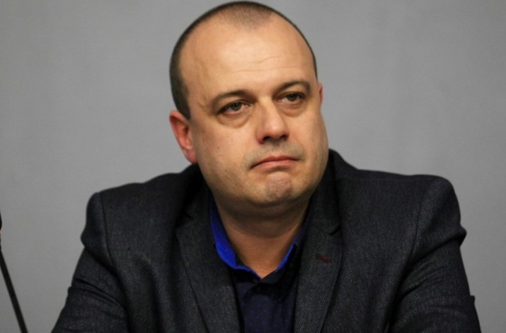 Министърът на туризма Христо Проданов е освободил вчера трима ключови